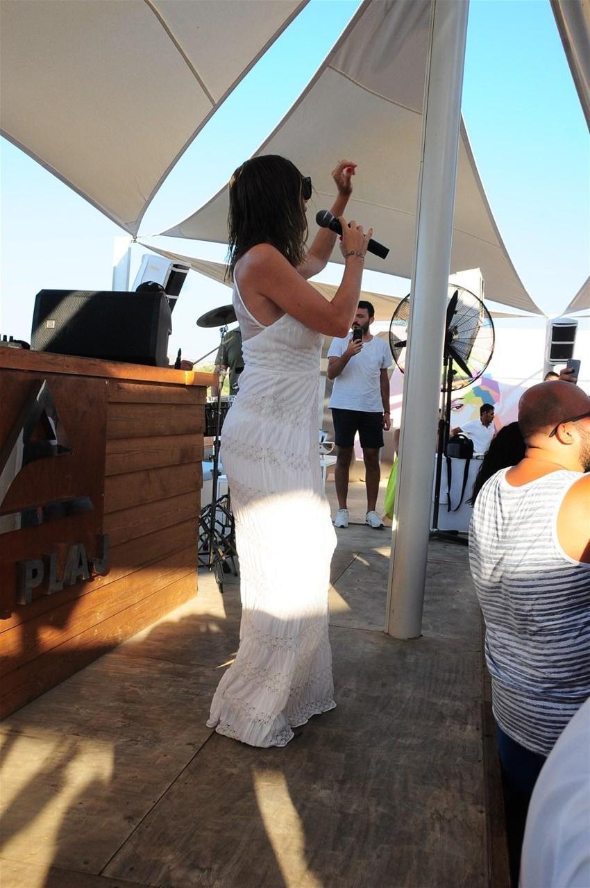 Bodrum'da sahne alan Gülşen nefes kesti!