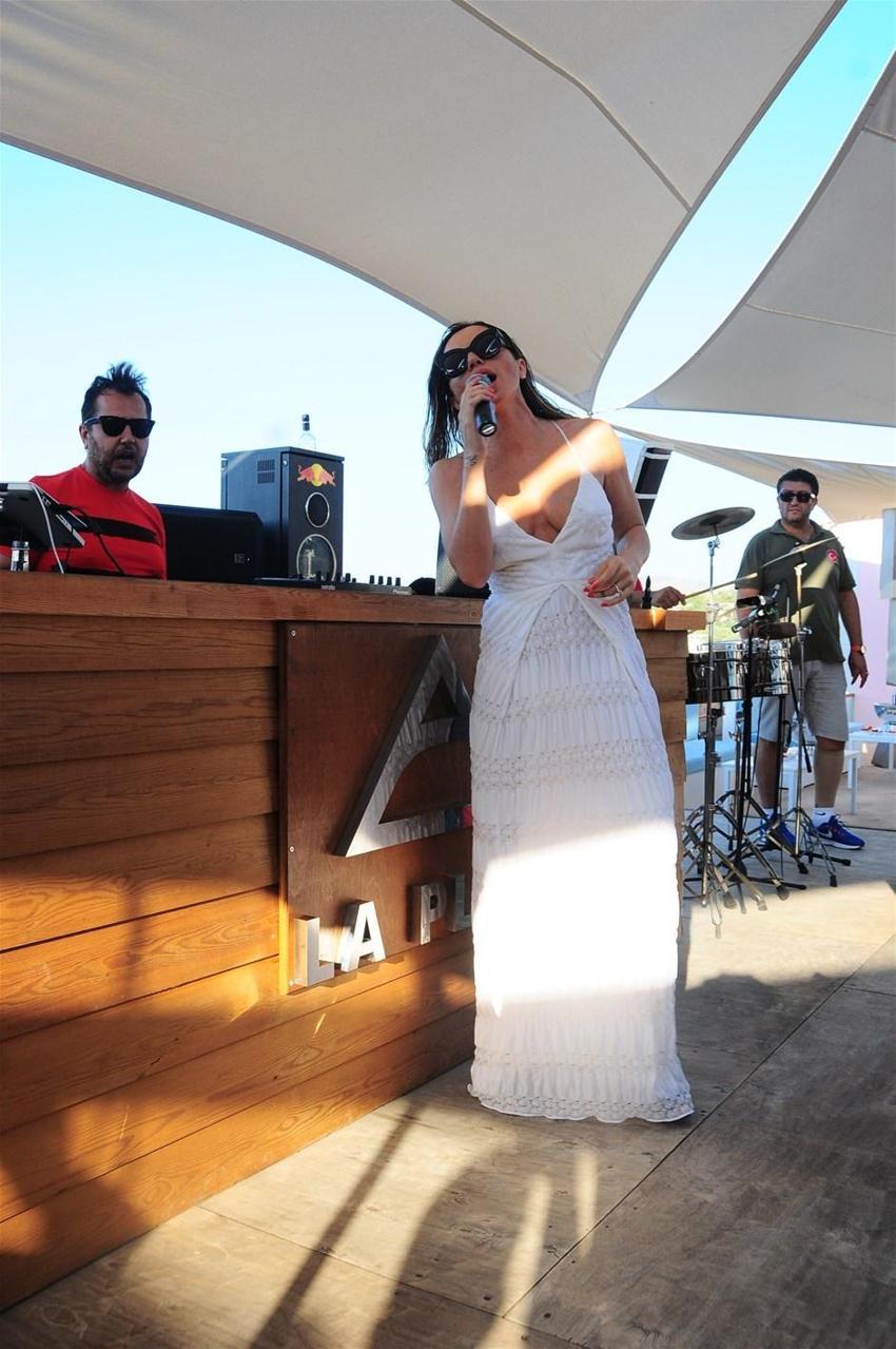 Bodrum'da sahne alan Gülşen nefes kesti!