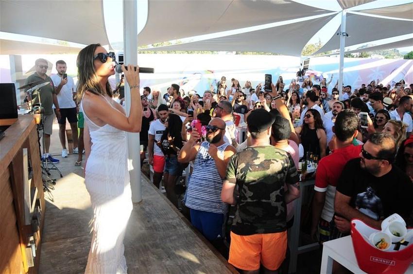 Bodrum'da sahne alan Gülşen nefes kesti!