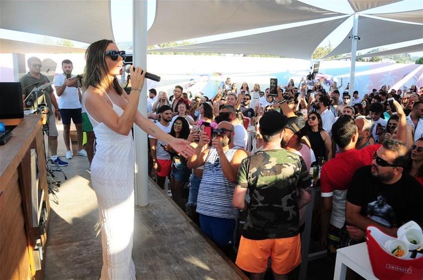 Bodrum'da sahne alan Gülşen nefes kesti!