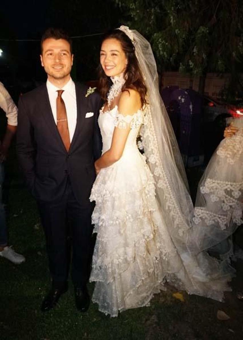 Azra Akın, Trakya usulü düğünle dünyaevine girdi!