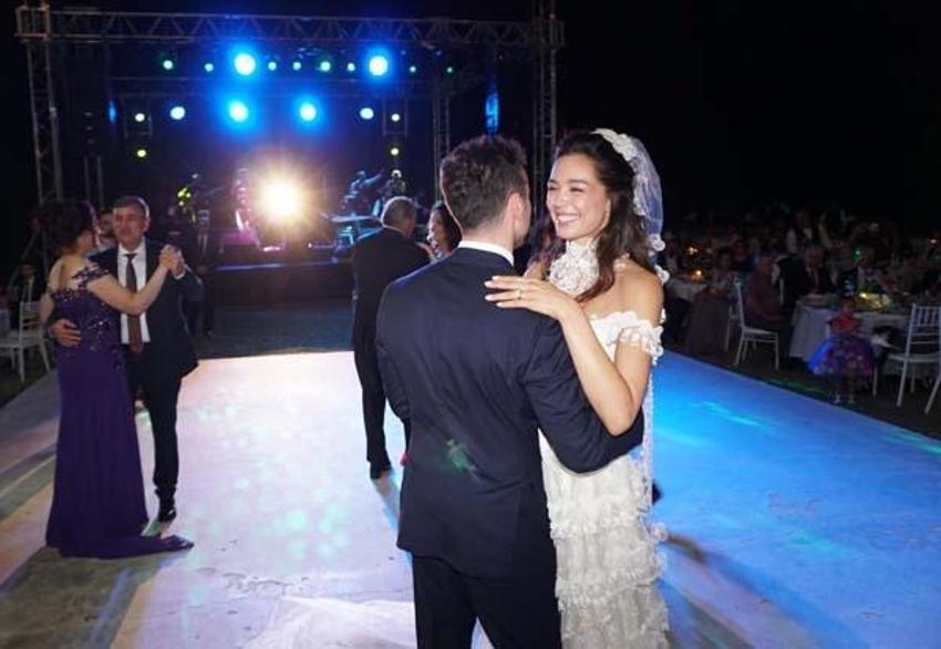 Azra Akın, Trakya usulü düğünle dünyaevine girdi!