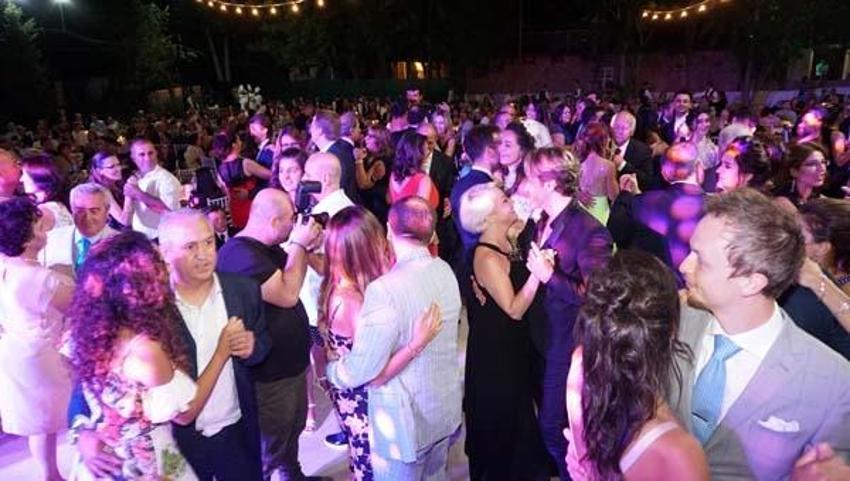 Azra Akın, Trakya usulü düğünle dünyaevine girdi!