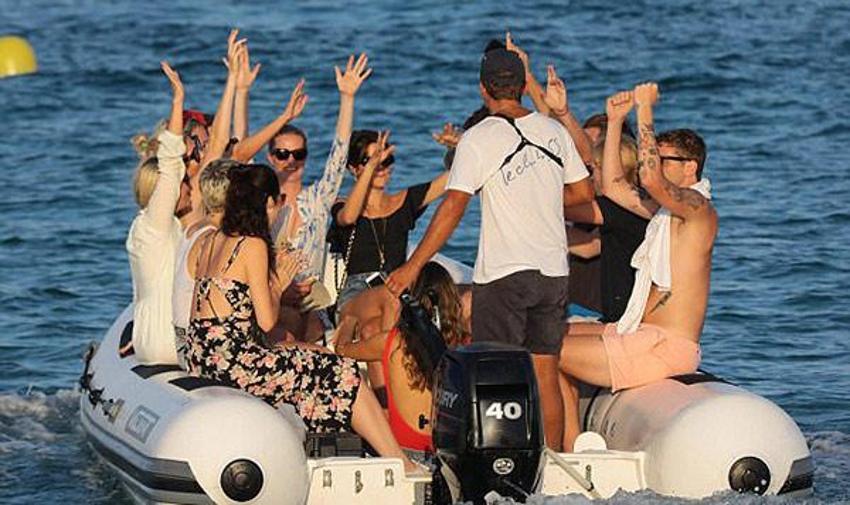 Cara Delevingne çok fena yakalandı!