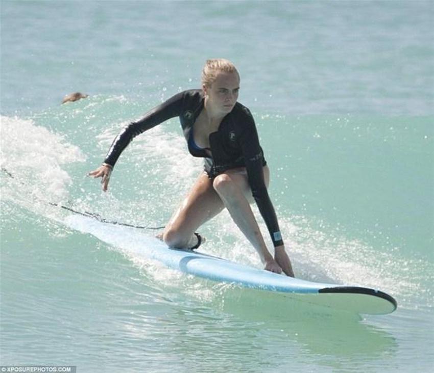 Cara Delevingne çok fena yakalandı!