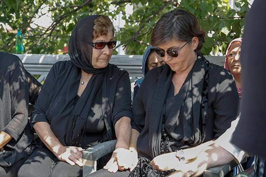 Vatan Şaşmaz'ın eşi cenazede sürekli bunu yaptı...