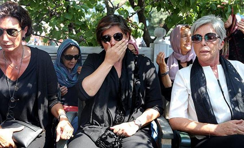 Vatan Şaşmaz'ın eşi cenazede sürekli bunu yaptı...