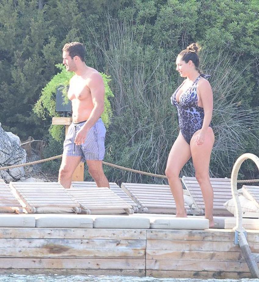 Kelly Brook Bodrum'da estetikçi arıyor!