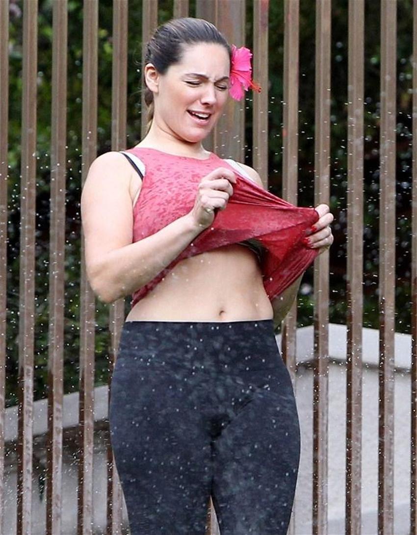Kelly Brook Bodrum'da estetikçi arıyor!