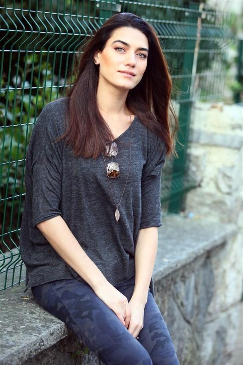 Hande Şubaşı denizde fena yakalandı!