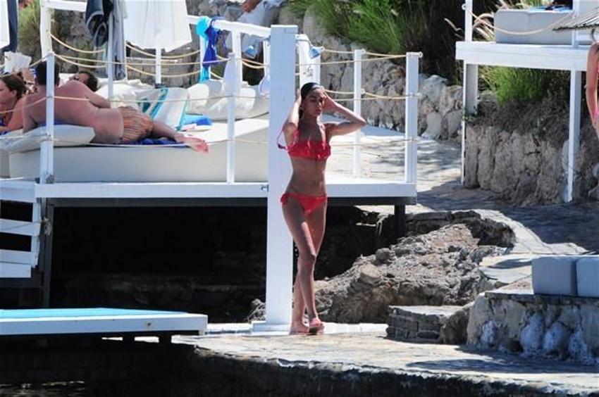 Hande Şubaşı denizde fena yakalandı!