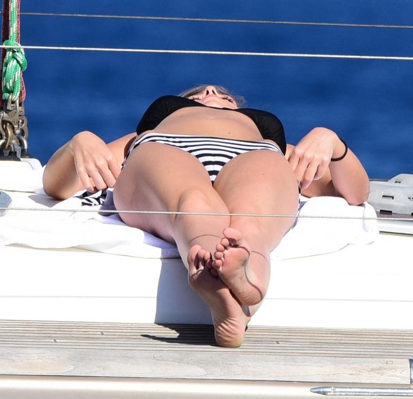 Bikinili Bensu Soral nefes kesti!