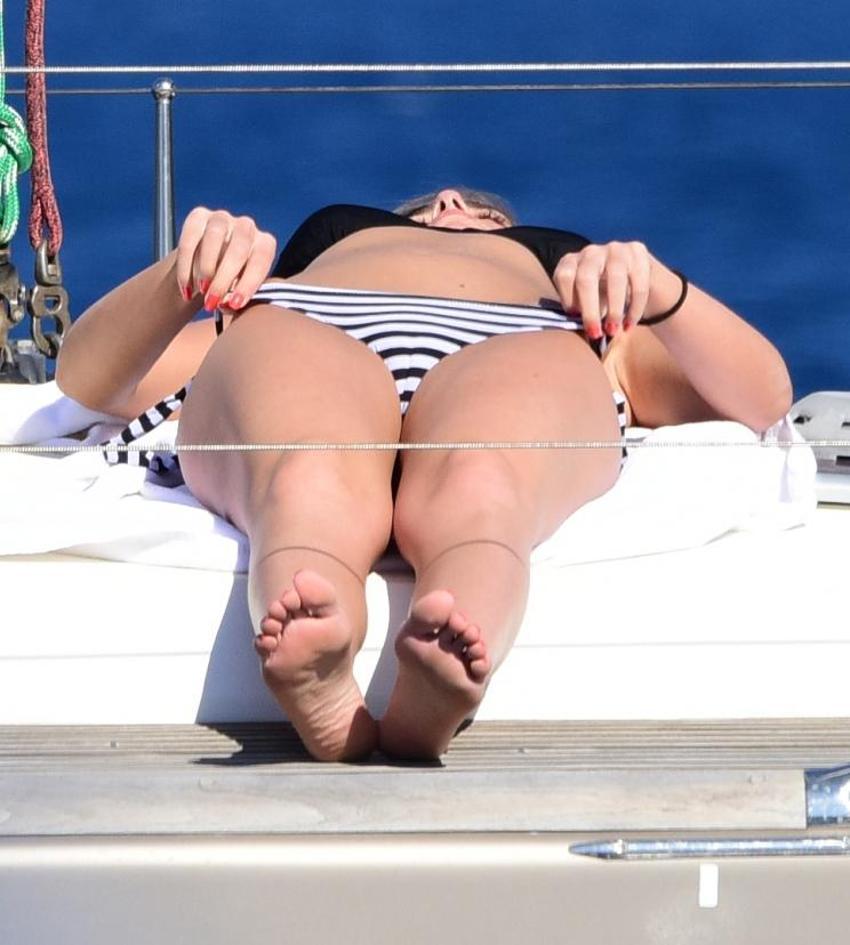 Bikinili Bensu Soral nefes kesti!