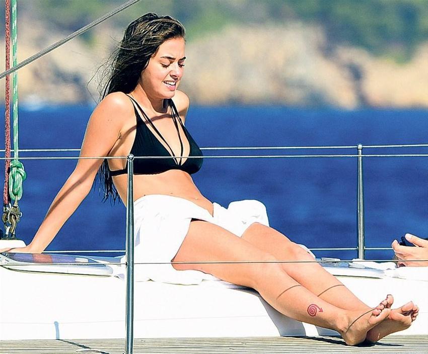 Bikinili Bensu Soral nefes kesti!