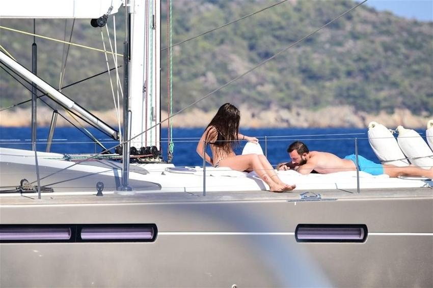 Bikinili Bensu Soral nefes kesti!