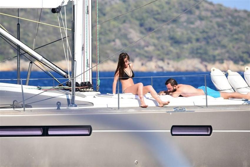 Bikinili Bensu Soral nefes kesti!