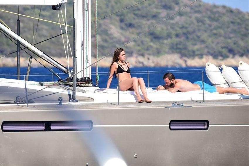 Bikinili Bensu Soral nefes kesti!