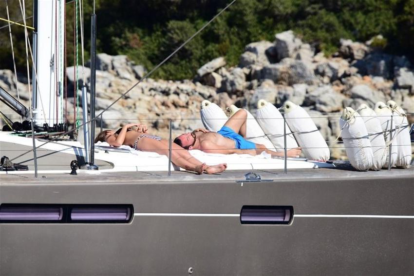 Bikinili Bensu Soral nefes kesti!