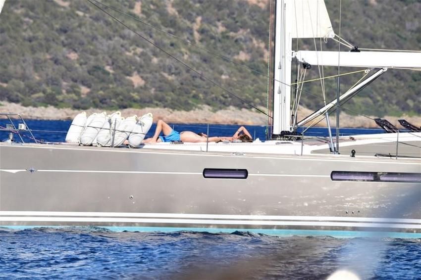 Bikinili Bensu Soral nefes kesti!