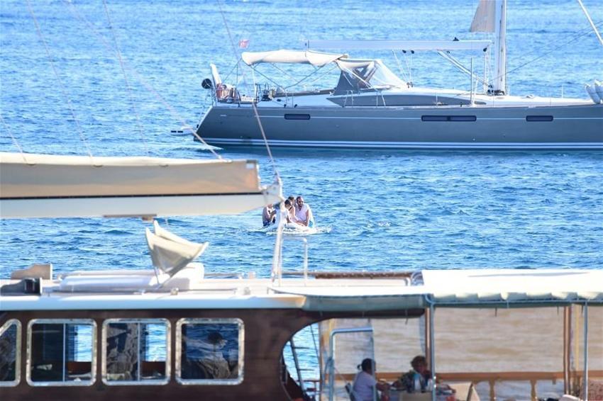 Bikinili Bensu Soral nefes kesti!