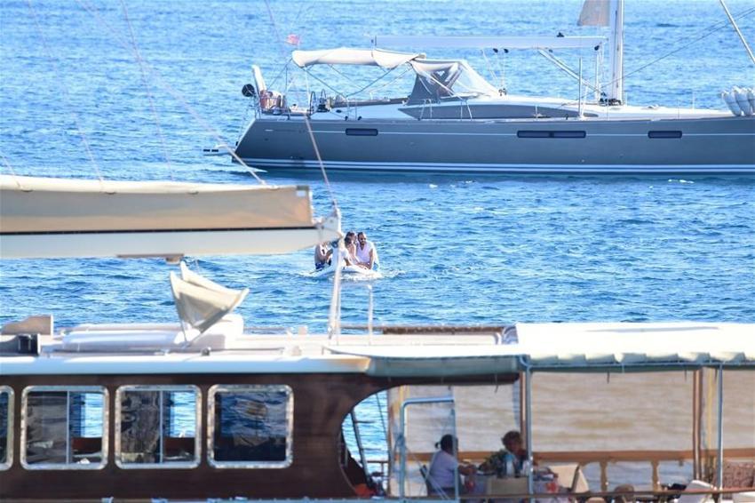 Bikinili Bensu Soral nefes kesti!