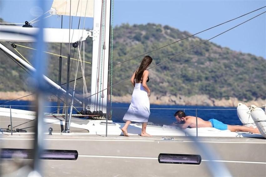 Bikinili Bensu Soral nefes kesti!