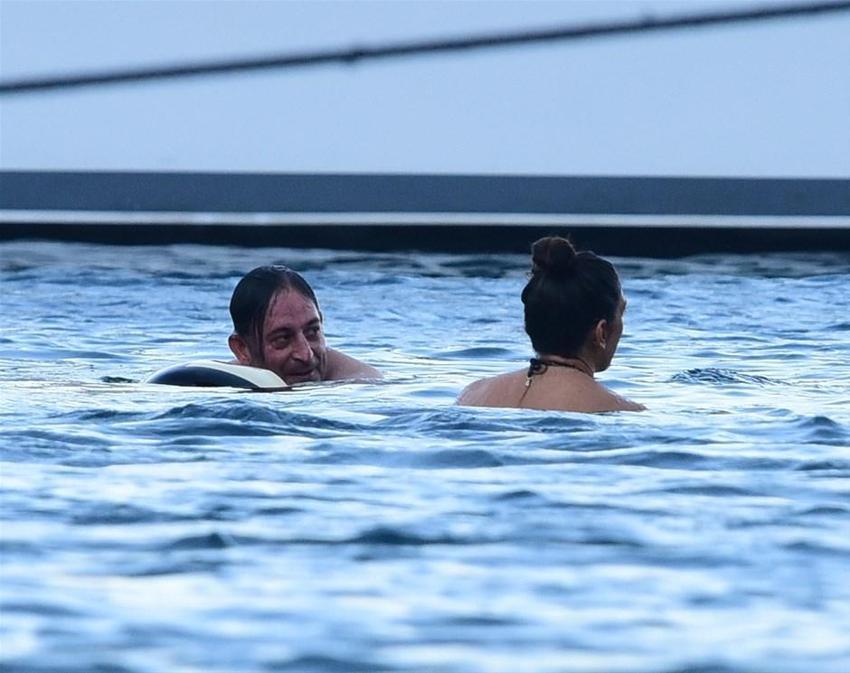 Cem Yılmaz 'Yatakta kopuyorduk' diyen sevgilisi ile tatilde!