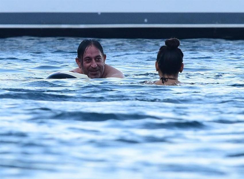 Cem Yılmaz 'Yatakta kopuyorduk' diyen sevgilisi ile tatilde!