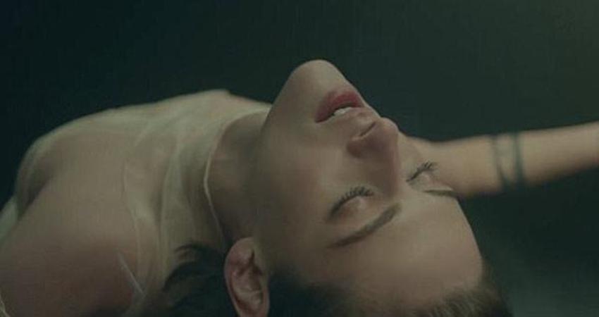 Kristen Stewart'tan çıplak reklam!