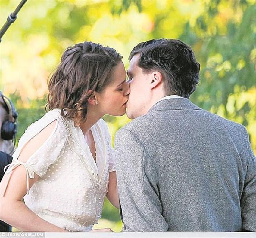 Kristen Stewart'tan çıplak reklam!