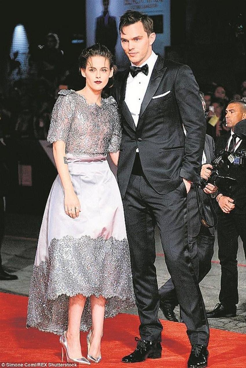 Kristen Stewart'tan çıplak reklam!