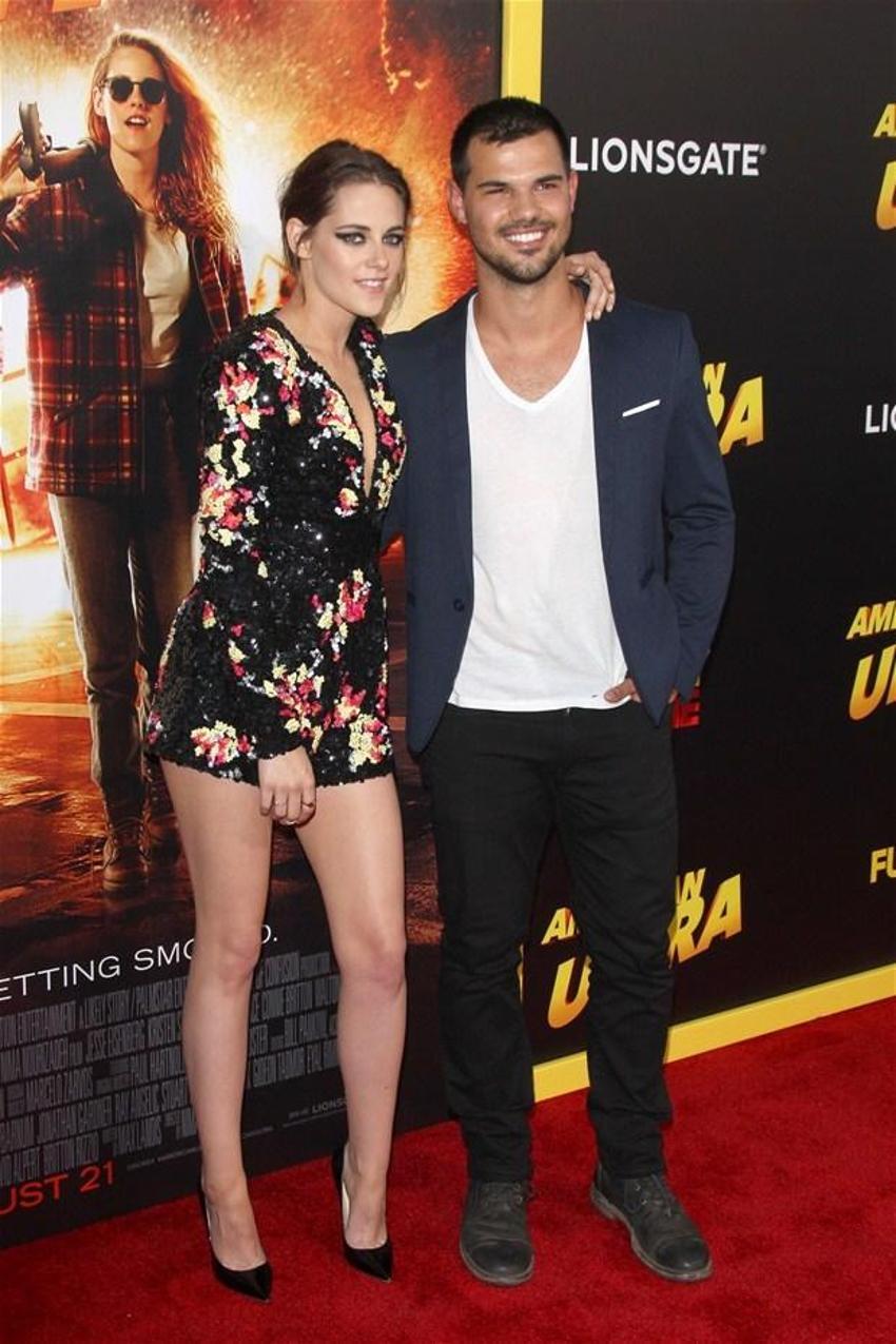 Kristen Stewart'tan çıplak reklam!