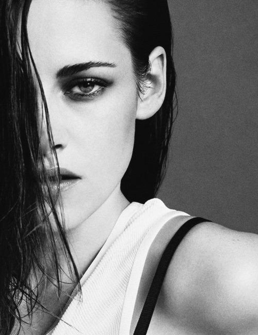 Kristen Stewart'tan çıplak reklam!