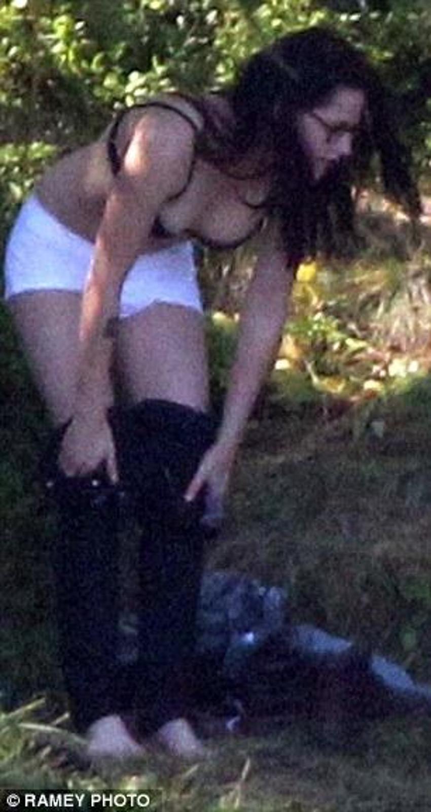 Kristen Stewart'tan çıplak reklam!