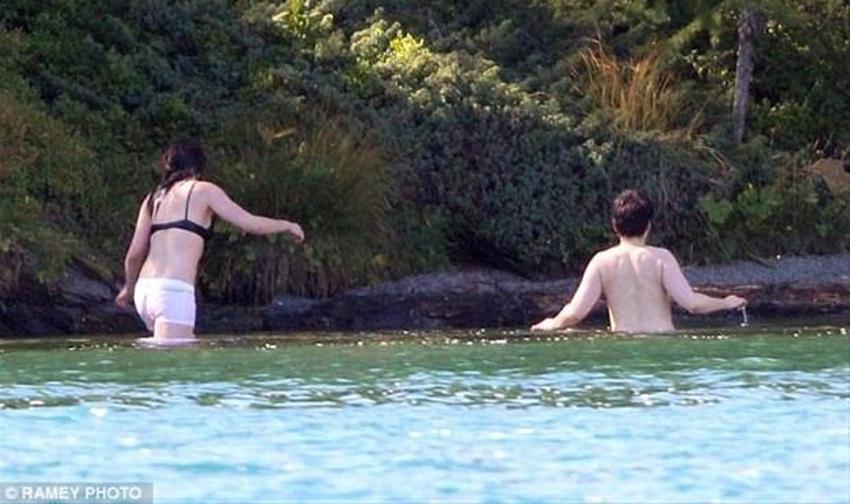 Kristen Stewart'tan çıplak reklam!