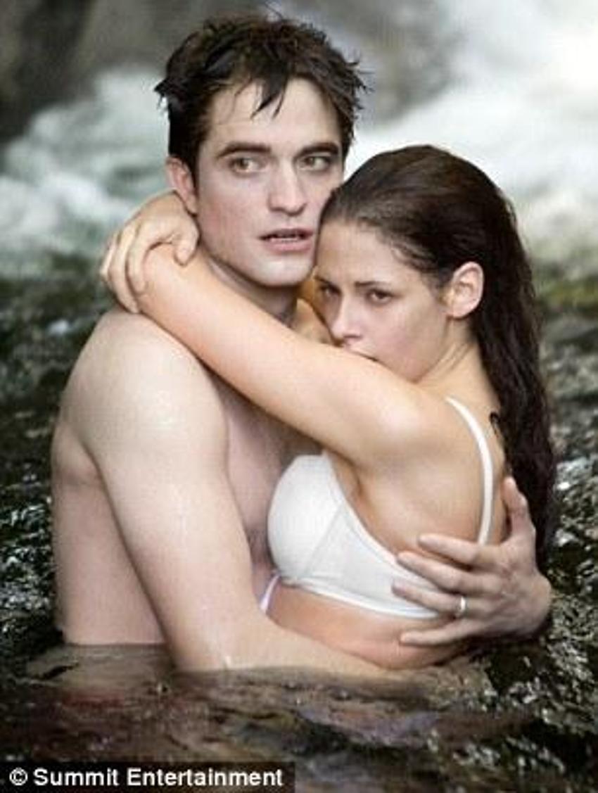 Kristen Stewart'tan çıplak reklam!