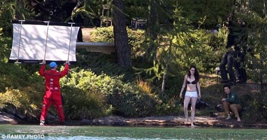 Kristen Stewart'tan çıplak reklam!