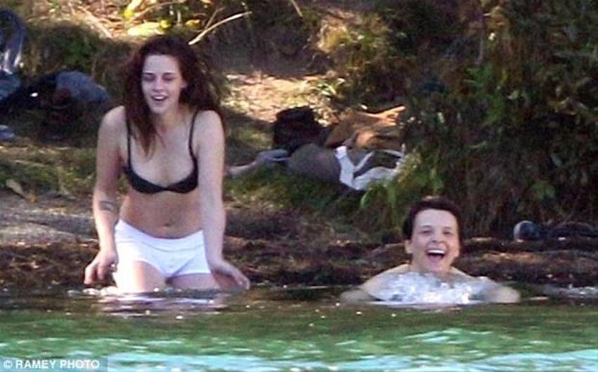 Kristen Stewart'tan çıplak reklam!