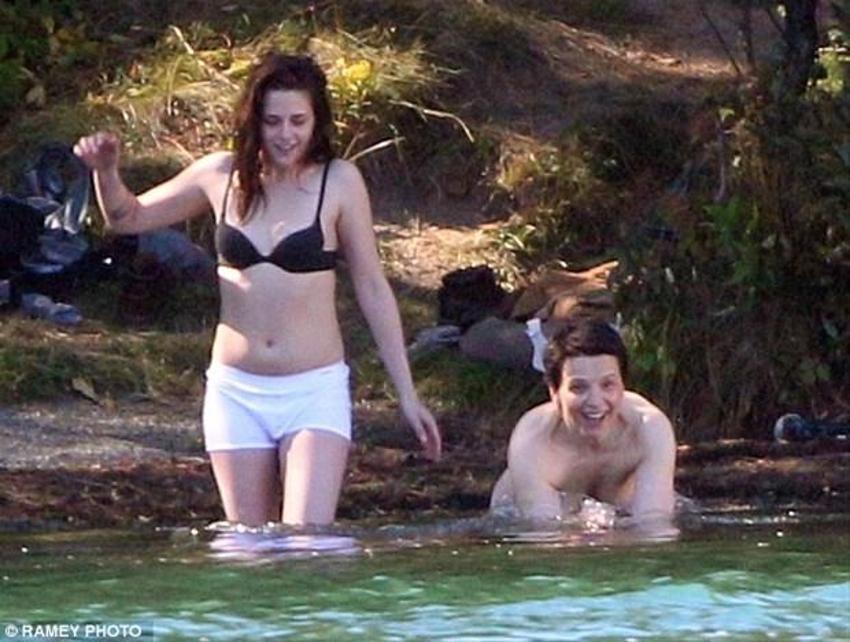 Kristen Stewart'tan çıplak reklam!