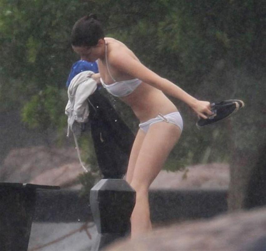 Kristen Stewart'tan çıplak reklam!