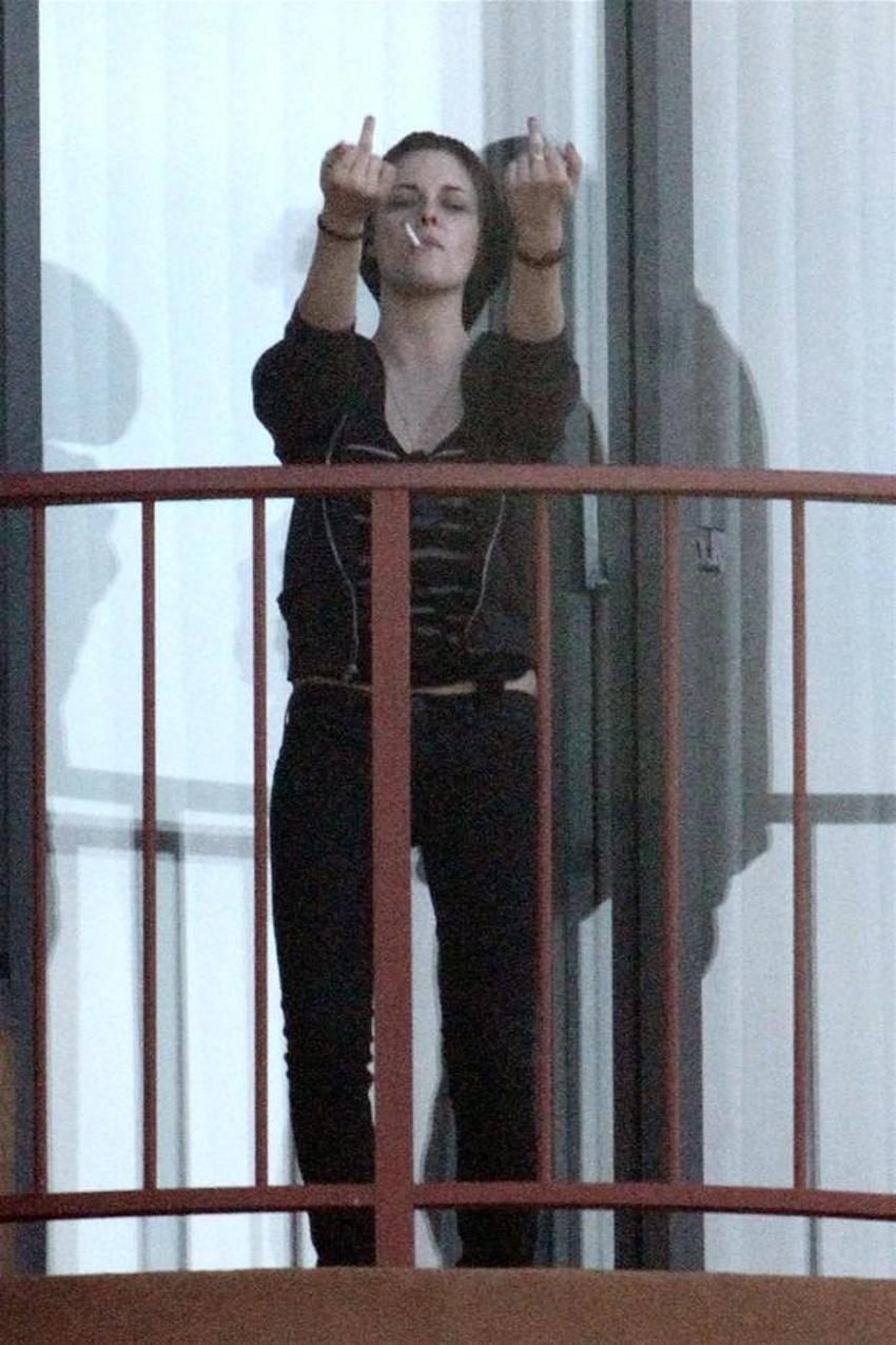 Kristen Stewart'tan çıplak reklam!