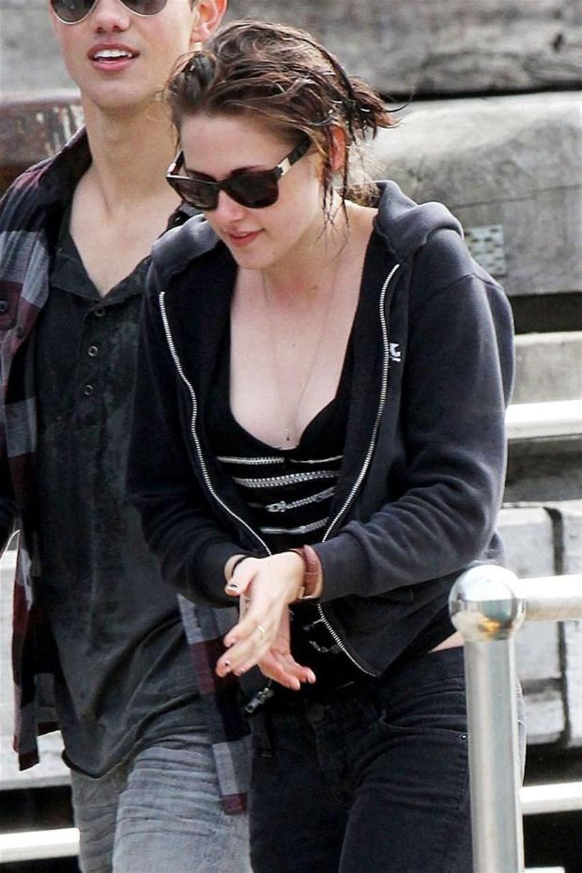 Kristen Stewart'tan çıplak reklam!