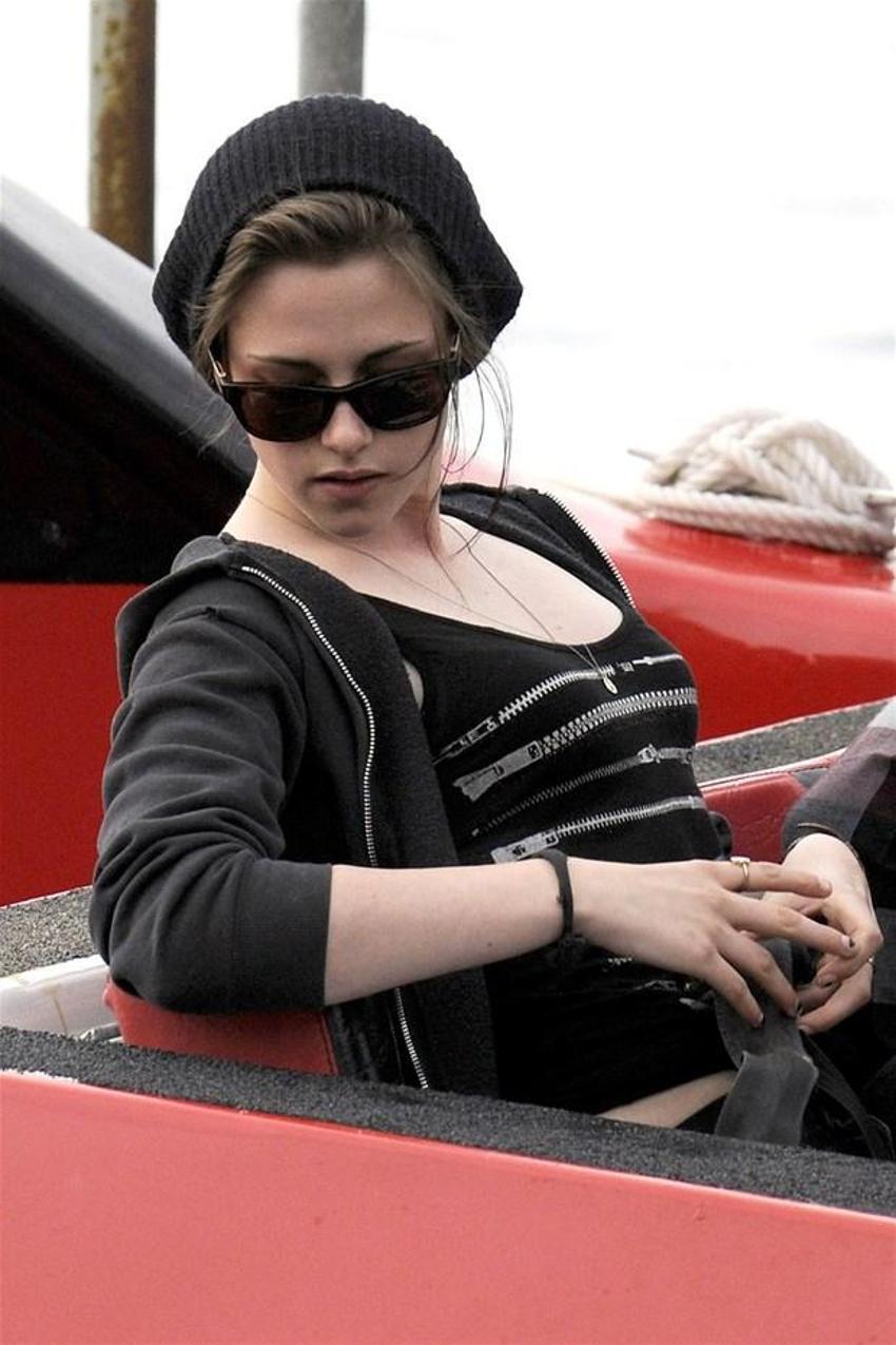 Kristen Stewart'tan çıplak reklam!