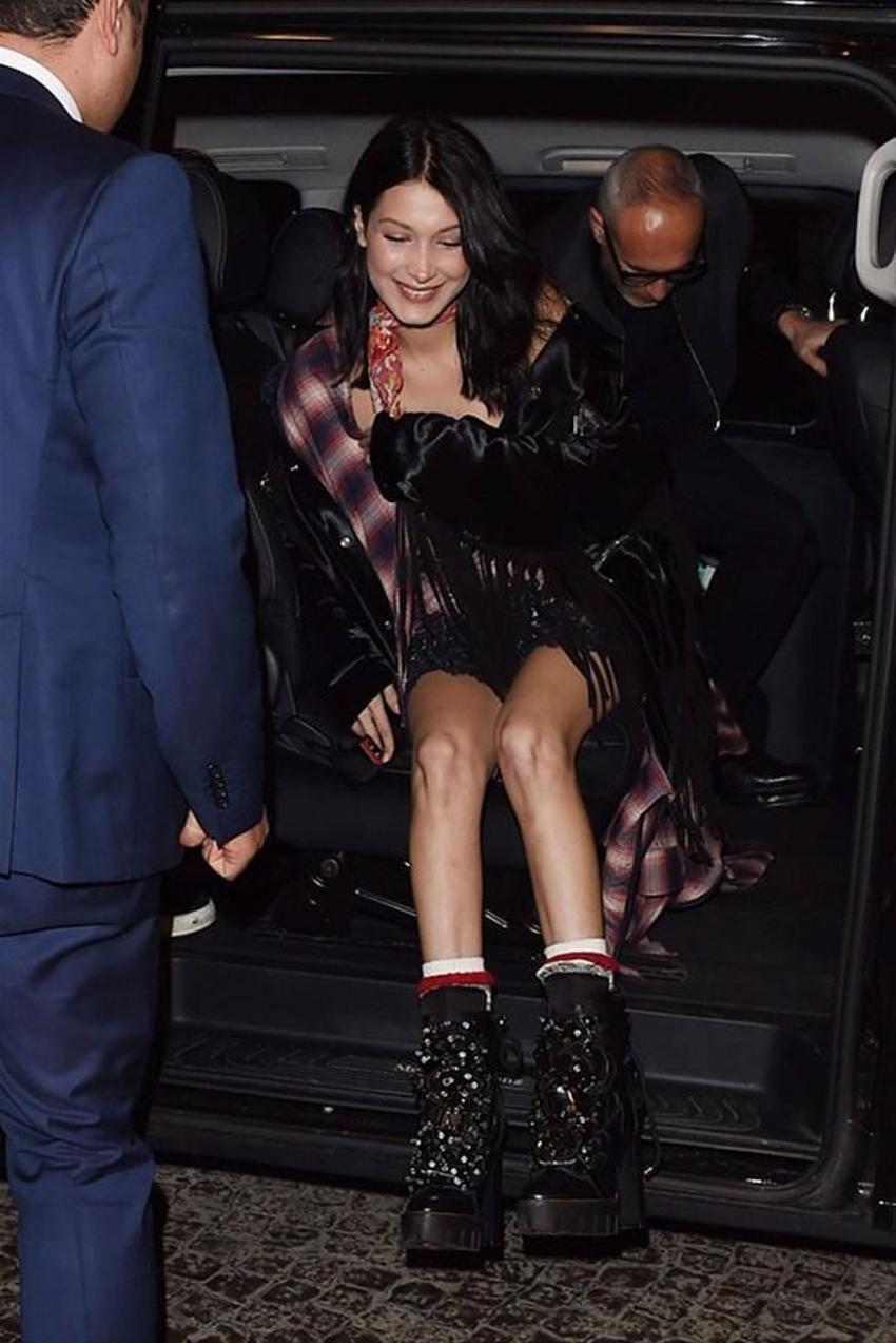 Bella Hadid ultra mini elbisesiyle sokağa çıktı!