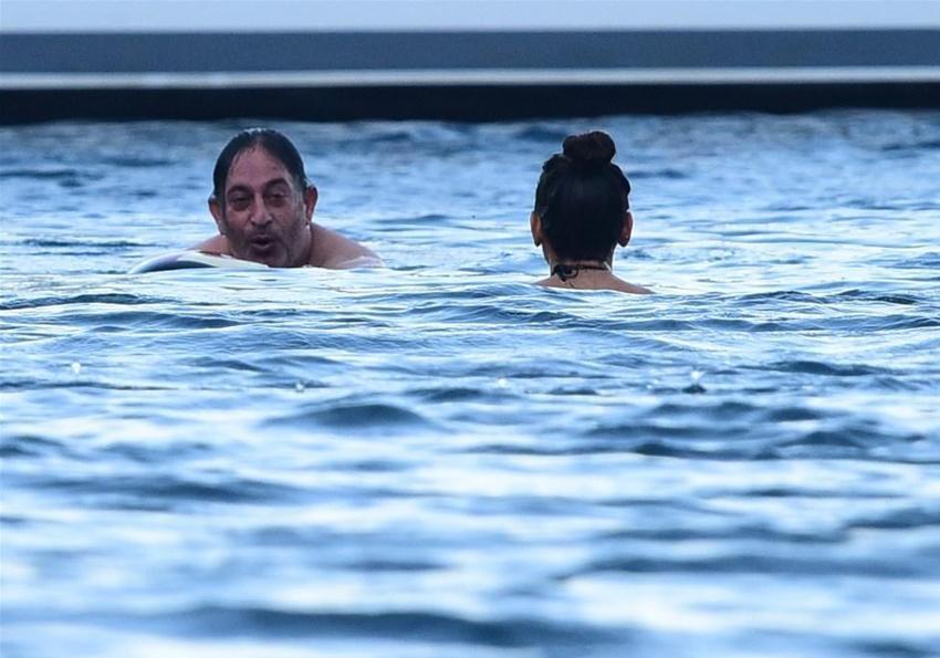 Cem Yılmaz gizemli güzeli teknesinde ağırladı!