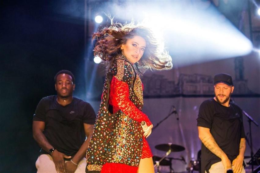 Hadise kırmızı dantelli elbisesi ile büyüledi!