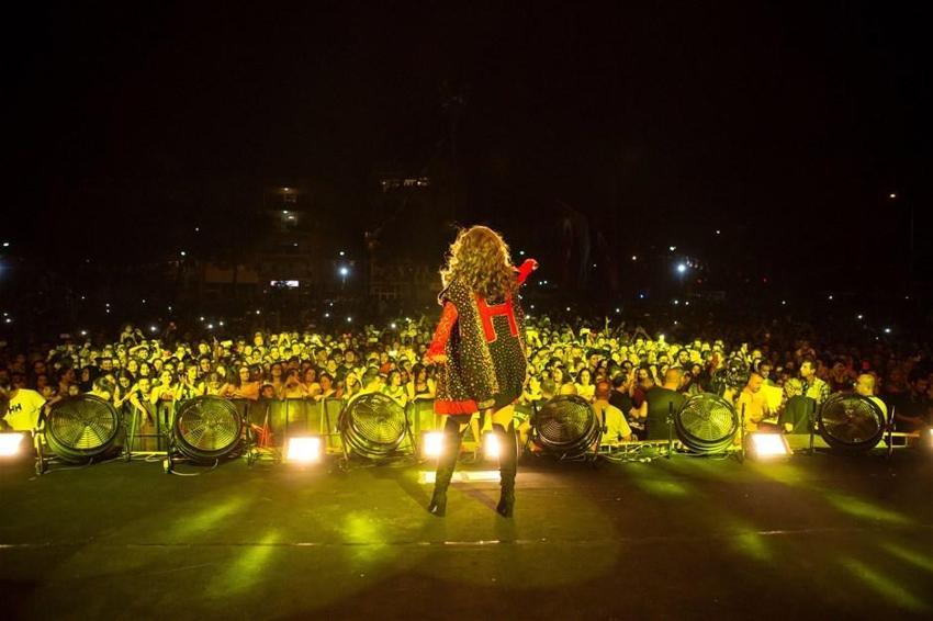 Hadise kırmızı dantelli elbisesi ile büyüledi!