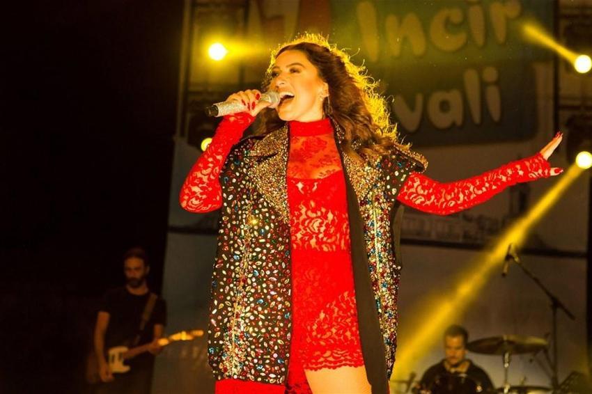 Hadise kırmızı dantelli elbisesi ile büyüledi!