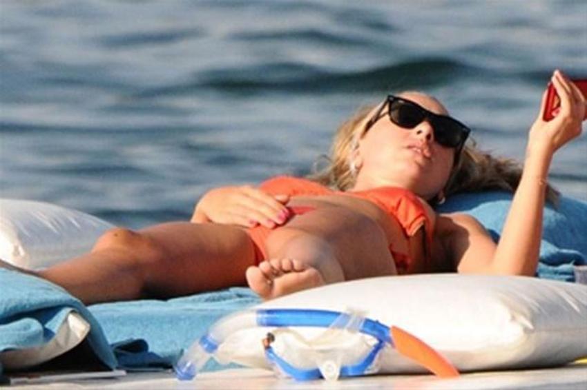 Hadise kırmızı dantelli elbisesi ile büyüledi!
