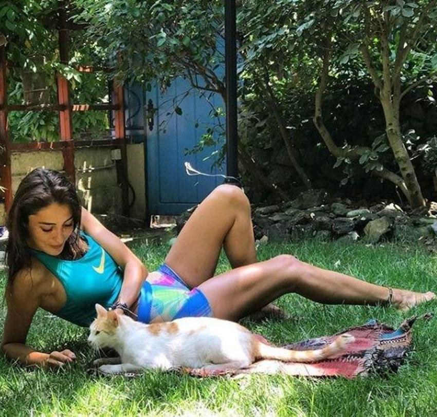 Survivor güzelinin dövmesi dikkat çekti!